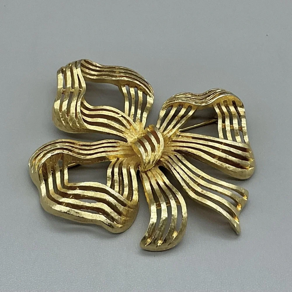 Monet Gold Tone Ribbon Bow Brooch‎ Pin Openwork Modernist Signed Costume Jewelry